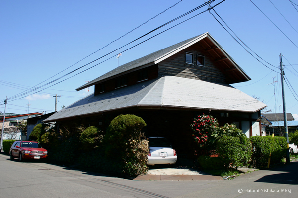高断熱・高気密住宅でない木造在来工。壁・屋根・床:グラスウール(GW)10k厚100mm。窓:単板木製窓。未だ施工技術が無かった。