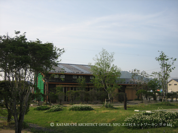 外観/南面屋根に太陽光発電3.88kWと太陽熱温水用集熱パネルを搭載