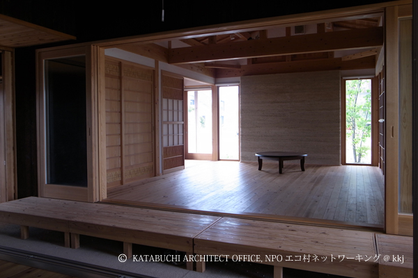 ヨシを活用した夏冬兼用の建具や、版築の土壁が自然をより身近に感じさせてくれる。
