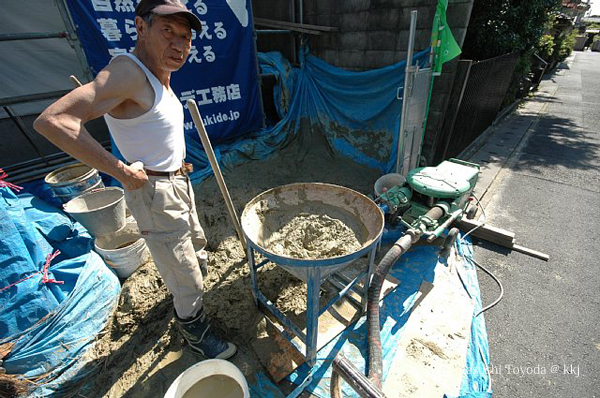 土壁にかかるコストと工期の問題を解決すべく、様々な試行錯誤を繰り返しながら作業を進めた。