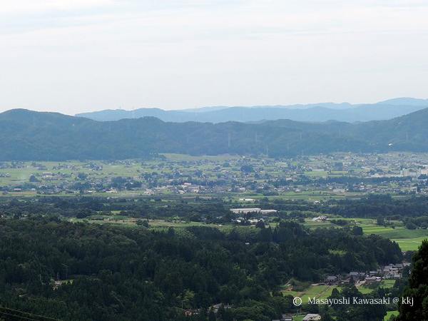 散居遠景 砺波平野を国道304号線から望む。「散居」とは、広大な耕地の中に民家(孤立荘宅)が散らばって点在する集落形態
