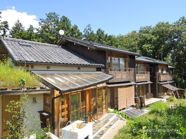 林と緑に囲まれた里山長屋