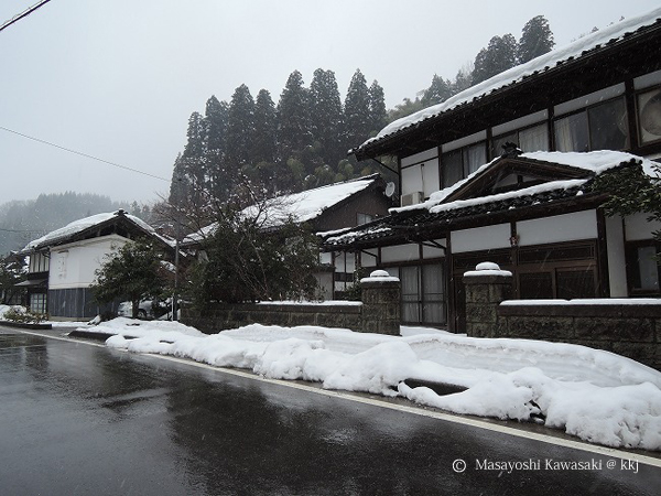 道路除雪 玄関入り口に堆積した雪