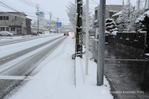 雪の日の車道と歩道 歩道には融雪設備がある