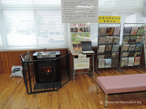 役場ロビーのぺレットストーブ 立山町役場