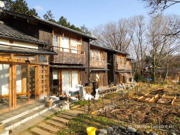 長屋周辺 冬の様子:菜園はちょっとさびしいが、南側の栗の木や雑木の葉がおち、たっぷりと日差しが建物と土地にあたる。