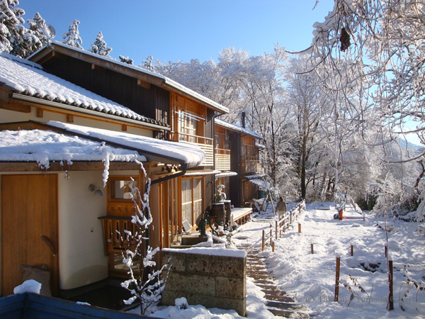 雪景色 一シーズンに何回かはしっかりと雪が降ります。朝方はマイナス5、6℃まで下がる気候。それでも断熱と土壁の蓄熱とで朝でも15℃ぐらいをキープ。