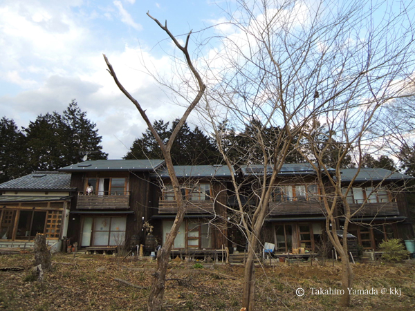 冬枯れの風景の中に佇む里山長屋