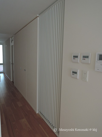 室内廊下に設置された壁パネル
