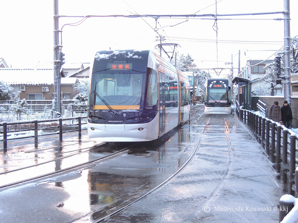 「奥田中学校前」のLRT 地下水で融雪します