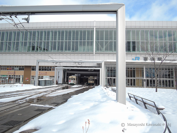 新幹線駅舎に乗り入れる路面電車(南側)