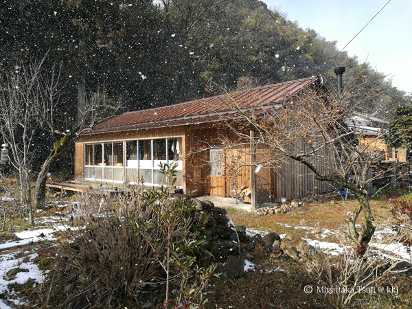 雪のちらつく日の我が家