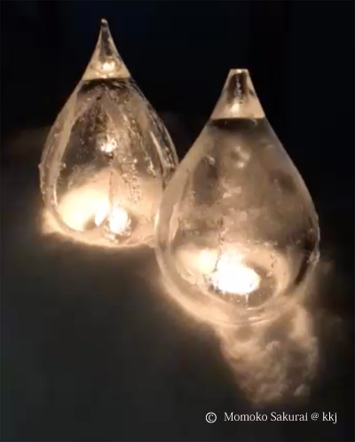 水風船でつくるアイスキャンドル 水風船を二つ繋げてぶら下げることで、風船同士が触れ合った部分は凍らず、 ちょうど中にキャンドルが入る入り口が自然にできるそう。 凍らせている間は、気温が下がるのが楽しみ。