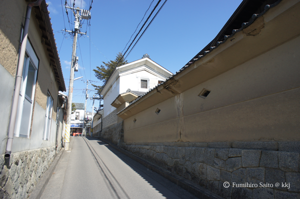 漆喰の蔵と塀のある路地-震災で傷んでいます・・・